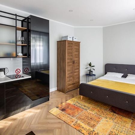 Братів Рогатинців 9/1 Lviv Exterior photo